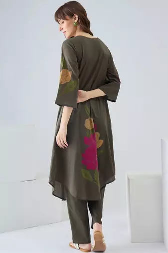 Women floral printed regular pure cotton kurta with trousers