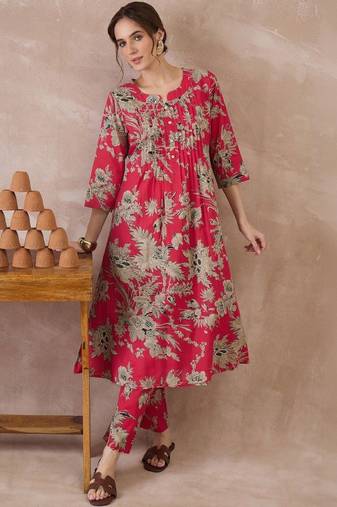 Women floral printed pleated pure cotton kurta with trousers