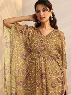 Women ethnic motifs printed regular kurta with trousers 2