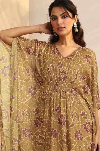 Women ethnic motifs printed regular kurta with trousers