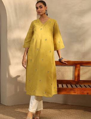 Women floral embroidered thread work kurta 1