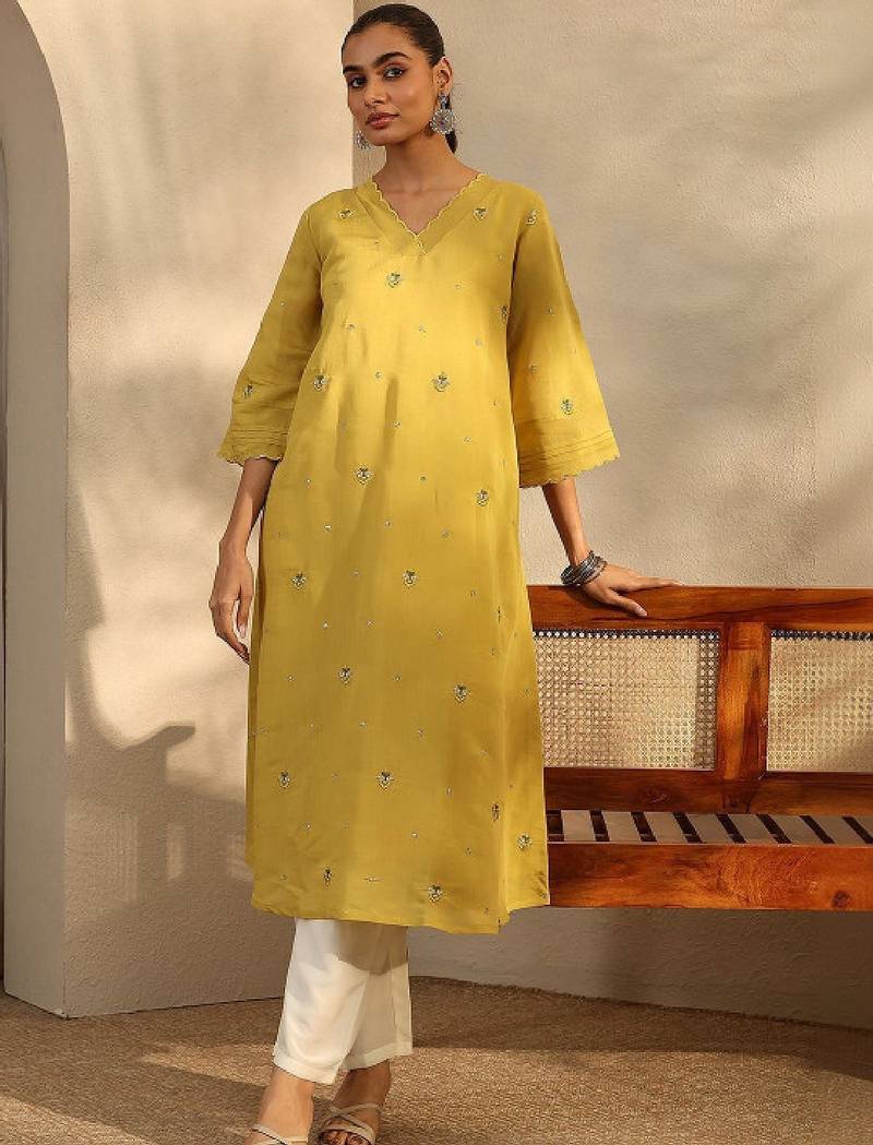Women floral embroidered thread work kurta