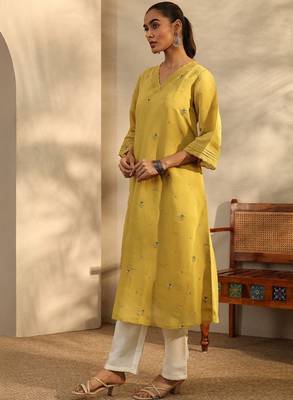 Women floral embroidered thread work kurta 2