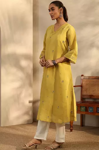 Women floral embroidered thread work kurta