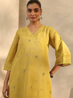 Women floral embroidered thread work kurta 3