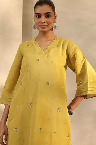 Women floral embroidered thread work kurta