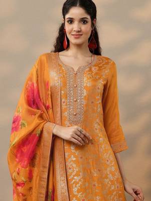 Women regular thread work kurta with trousers & with dupatta 2