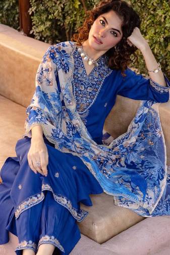 Women ethnic motifs embroidered regular thread work kurta with patiala & with dupatta