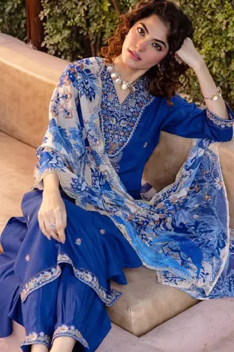 Women ethnic motifs embroidered regular thread work kurta with patiala & with dupatta