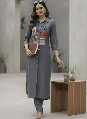 Women ethnic motifs printed regular kurta with trousers 1