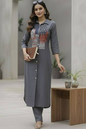 Women ethnic motifs printed regular kurta with trousers