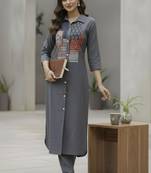 Women ethnic motifs printed regular kurta with trousers