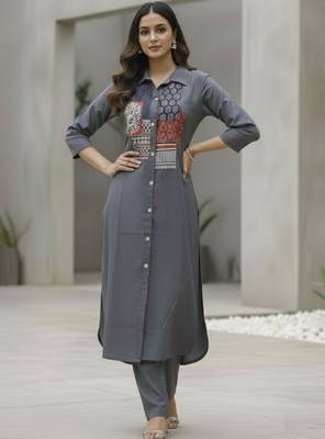 Women ethnic motifs printed regular kurta with trousers 3