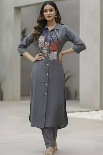 Women ethnic motifs printed regular kurta with trousers