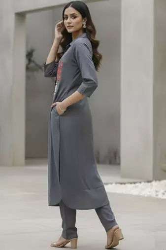 Women ethnic motifs printed regular kurta with trousers
