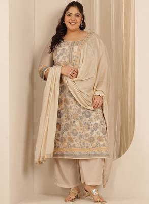 Women floral printed regular kurta with trousers & with dupatta 3