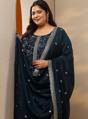 Women ethnic motifs embroidered regular thread work kurta with trousers & with dupatta 3