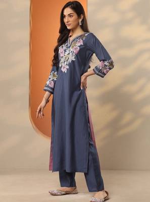 Women floral embroidered regular thread work kurta with trousers & with dupatta 2