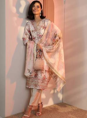 Women floral printed regular kurta with trousers & with dupatta 1