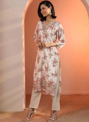 Women floral printed regular kurta with trousers & with dupatta 3