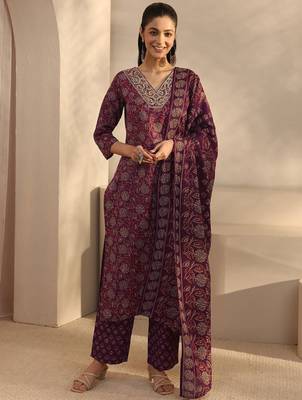 Women floral printed regular kurta with trousers & with dupatta 1