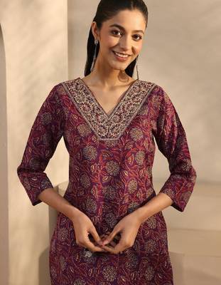Women floral printed regular kurta with trousers & with dupatta 2