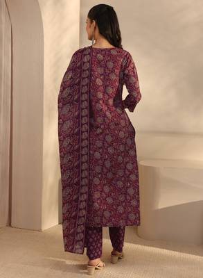 Women floral printed regular kurta with trousers & with dupatta 4