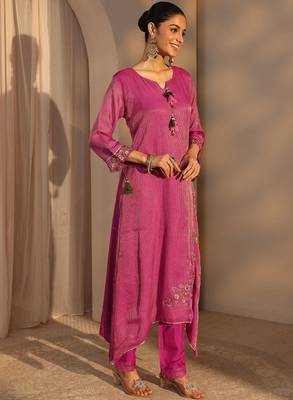 Women floral embroidered regular kurta with trousers & with dupatta 2