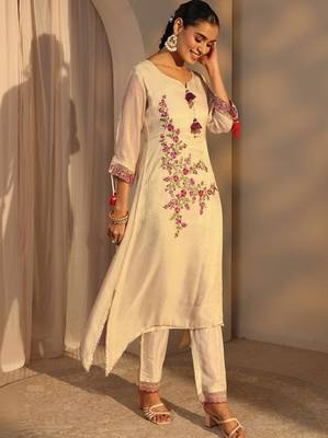 Women floral embroidered regular kurta with trousers & with dupatta 2