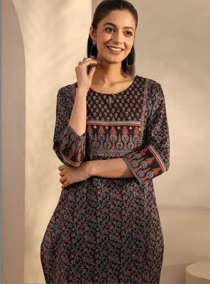 Women floral printed panelled kurta with trousers & with dupatta 3