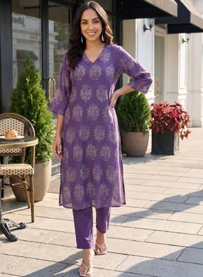 Women ethnic motifs printed regular kurta with trousers 1