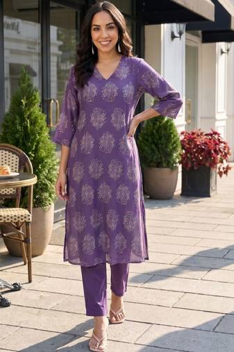 Women ethnic motifs printed regular kurta with trousers