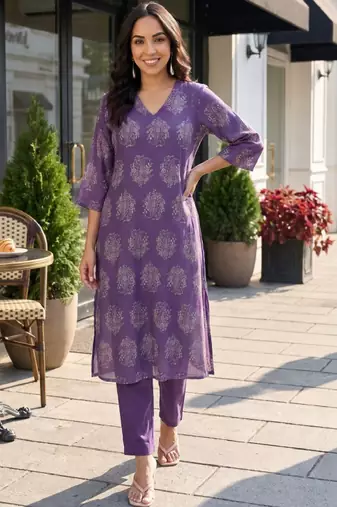 Women ethnic motifs printed regular kurta with trousers