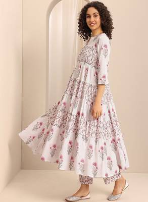 Women floral printed tiered kurta with trousers & with dupatta 2