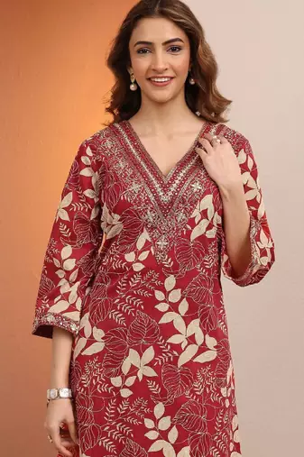 Women floral printed regular thread work kurta with trousers & with dupatta