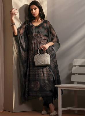 Women ethnic motifs printed regular kurta with trousers 1