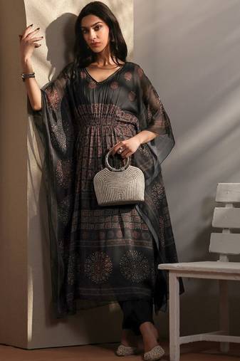 Women ethnic motifs printed regular kurta with trousers