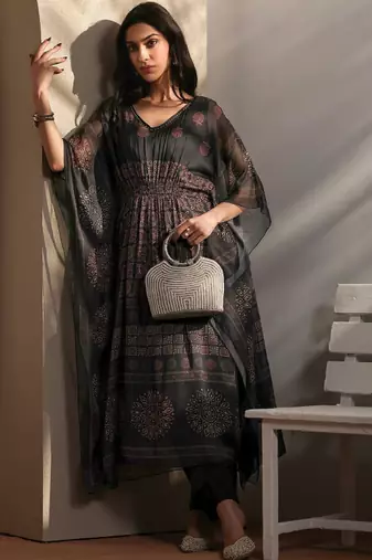 Women ethnic motifs printed regular kurta with trousers