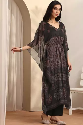 Women ethnic motifs printed regular kurta with trousers