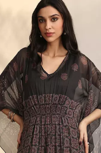 Women ethnic motifs printed regular kurta with trousers