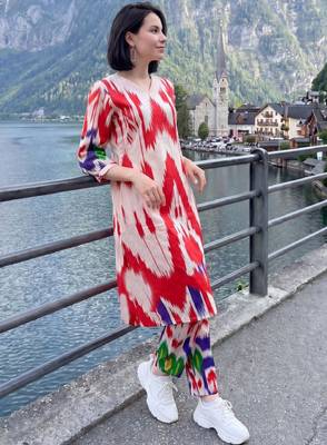 Women ethnic motifs printed regular cotton kurta with trousers 4