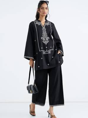 Women ethnic motifs embroidered regular thread work pure cotton kurta with palazzos 1