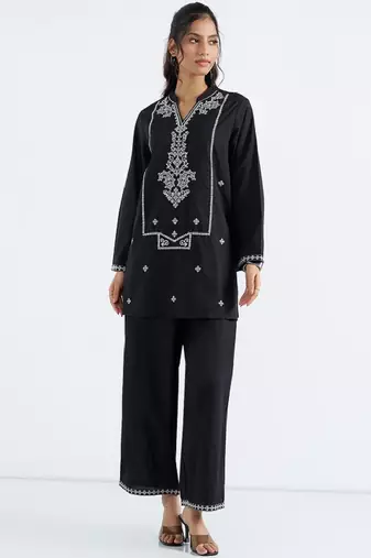 Women ethnic motifs embroidered regular thread work pure cotton kurta with palazzos