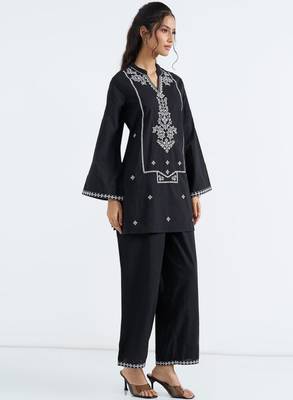Women ethnic motifs embroidered regular thread work pure cotton kurta with palazzos 3