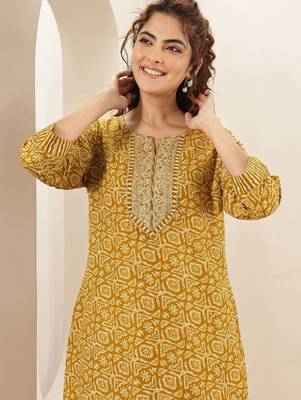 Women ethnic motifs printed regular thread work kurta with trousers & with dupatta 2