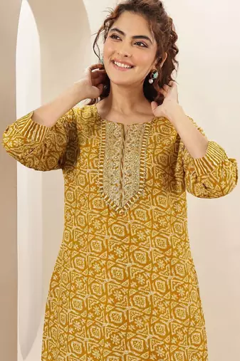 Women ethnic motifs printed regular thread work kurta with trousers & with dupatta