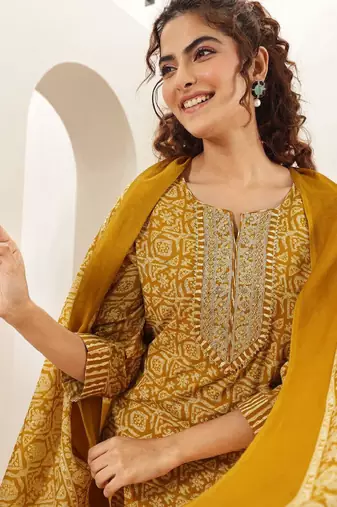Women ethnic motifs printed regular thread work kurta with trousers & with dupatta