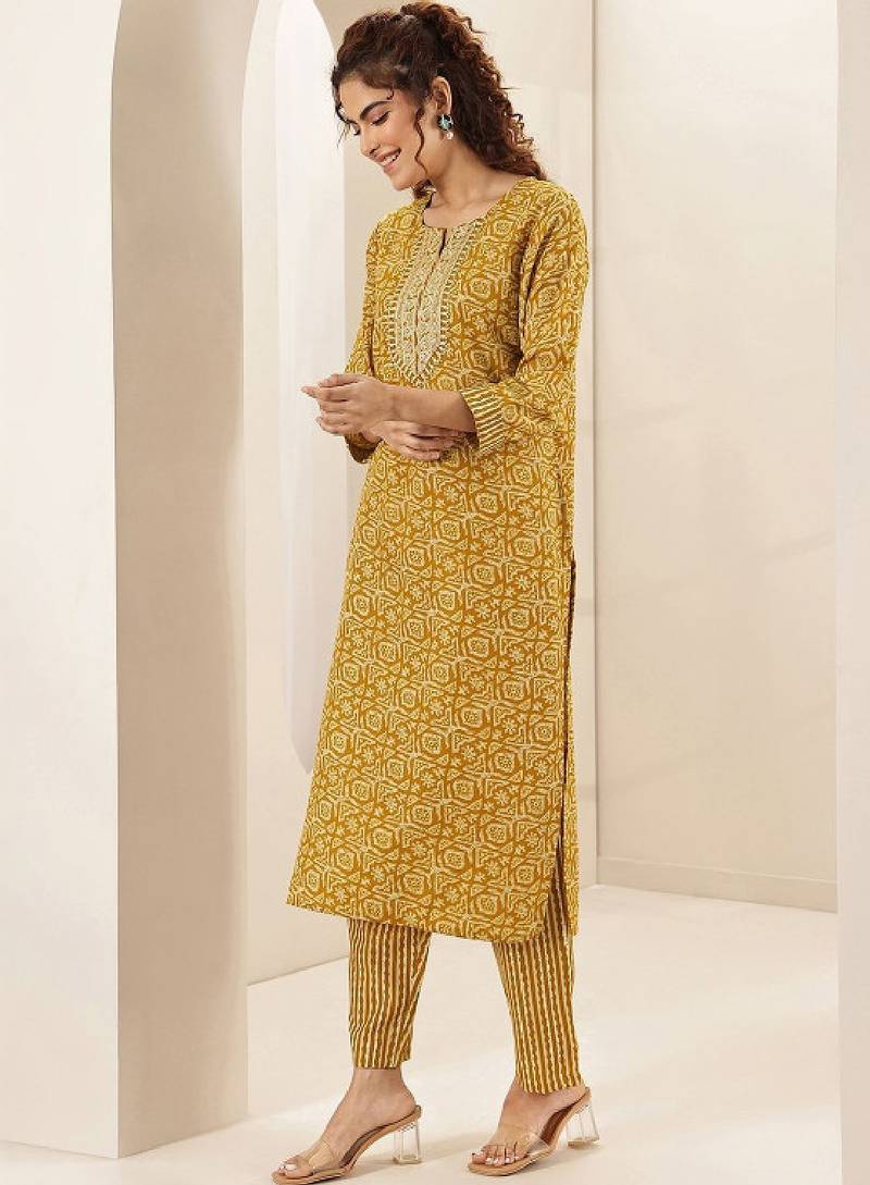 Women ethnic motifs printed regular thread work kurta with trousers & with dupatta