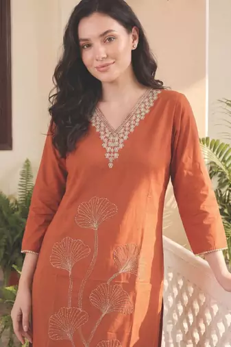 Women floral embroidered thread work kurta