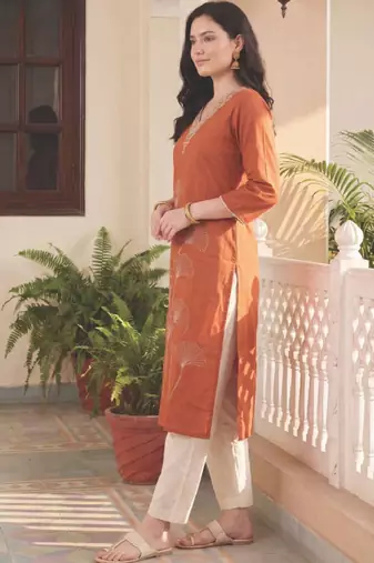 Women floral embroidered thread work kurta